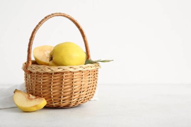 Beyaz arka planda tatlı olgun bıldırcınlar olan hasır sepet.