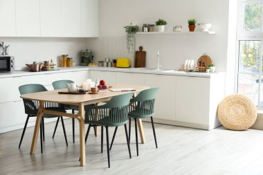 Kahvaltı için servis edilen modern mutfağın içinde.