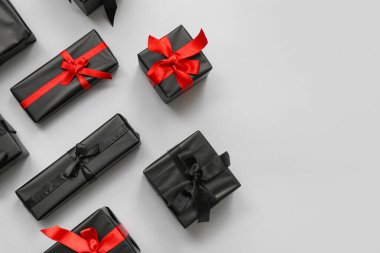 Gri arka planda bir sürü hediye kutusu var. Kara Cuma
