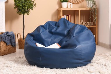 Fasulye koltuklu modern oturma odasının içi.