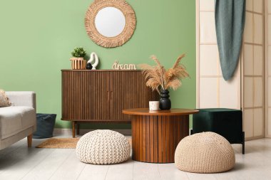 İçinde kahve masası ve puf olan modern oturma odası.