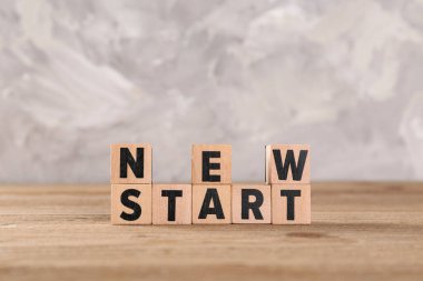 Metni olan küpler ahşap masa üzerinde grunge arkaplan, yakın plan