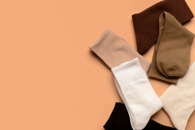 Bej arka planda temel renk çorapları