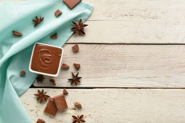 Beyaz ahşap arka planda lezzetli erimiş çikolatalı kompozisyon