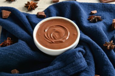 Masada lezzetli eritilmiş çikolata ile kase