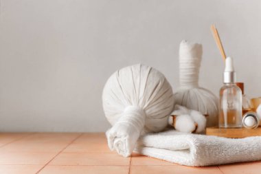 Renkli fayans tablosundaki spa bileşimi