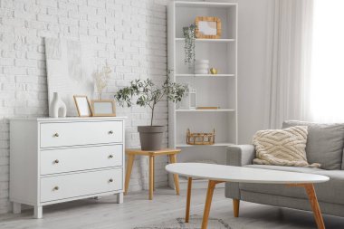 Klozet, kanepe ve raf üniteli aydınlık oturma odasının içinde.