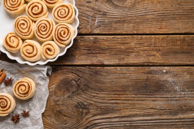 Ahşap arka planda pişmemiş tarçınlı fırın yemeği.