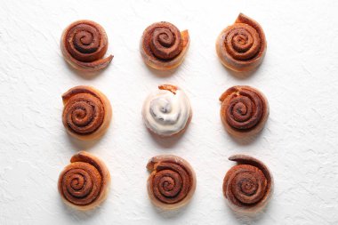 Beyaz arka planda lezzetli tarçın rulo