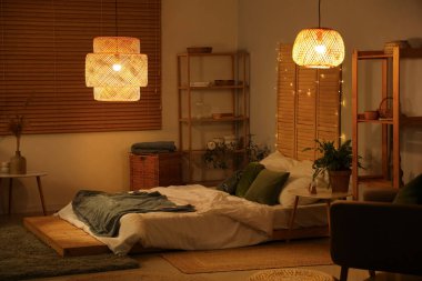 Geceleri parlayan ışıklar ve bitkilerle dolu yatak odasının içi.