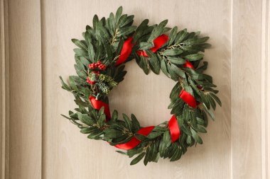 Ökseotu çelenkli kapı, yakın plan.