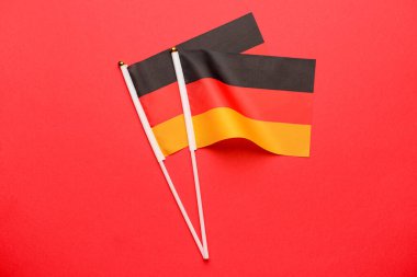 Kızıl zemin üzerinde Almanya bayrakları