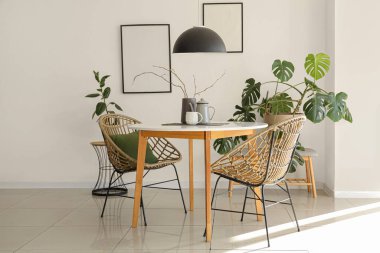 Yemek masası ve çerçeveli aydınlatma odasının içi.