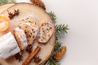 Beyaz arka planda lezzetli Noel aromalı ahşap tahtalar.