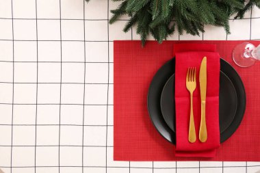 Noel yemeği için köknar dallarıyla güzel bir masa.