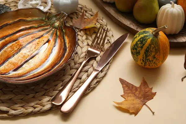 Bej arkaplanda sonbahar dekoru olan şık masa ayarları