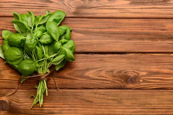 Ahşap arka planda taze yeşil fesleğen