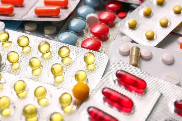 Arka plan olarak farklı haplar içeren kabarcık paketleri