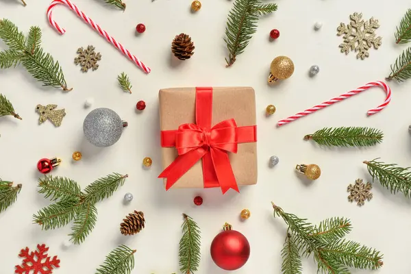 Hediyeli Noel kompozisyonu, köknar ağacı dalları ve yeşil arka planda süsleme