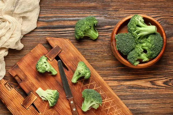 Tahta arka planda taze brokoli ve lahana tabağı.
