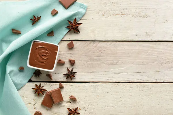 Beyaz ahşap arka planda lezzetli erimiş çikolatalı kompozisyon