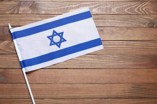 Tahta arka planda İsrail bayrağı