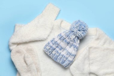 Sıcak kadın kazağı, şapka ve eldivenler arka planda, yakın plan.