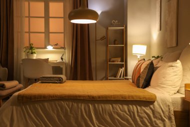 Akşamları şık, rahat bir yatak odası.