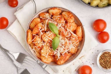 Beyaz arka planda peynirli bir kase lezzetli gnocchi