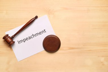 Kağıt kelime IMPEACHMENT ve ahşap arka planda Yargıç Tokmak