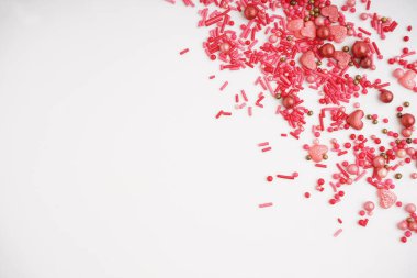 Beyaz arka planda serpiştirilmiş tatlı pembe serpintiler