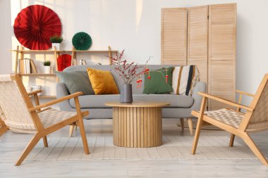 Çin Yeni Yıl kutlamaları için koltuklu, koltuklu ve dekorlu bir oturma odası.