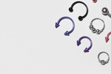 Gri arkaplanı delmek için farklı mücevherlere sahip kompozisyon