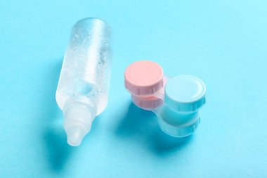 Mavi arkaplanda çözümü olan kontak lensler için kaplar