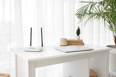 Dizüstü bilgisayarı ve kablosuz ağ yönlendiricisi olan işyeri