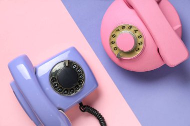 Renk arkaplanındaki Retro telefonlar