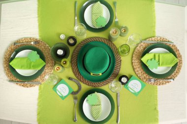 Leprikon şapkasıyla servis edilen şenlik masası, üst manzara. Aziz Patrick Günü kutlaması