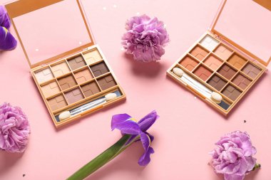 Pembe arka planda çiçekli göz falı paletleri