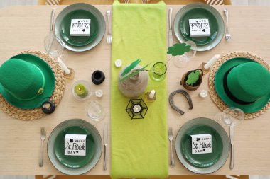 Aziz Patrick Günü kutlamaları için cüce şapkası ve süslemeleriyle servis edilen şenlik masası.