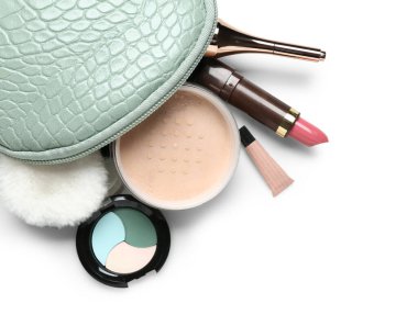 Beyaz arkaplanda makyaj ürünleri olan kozmetik çanta