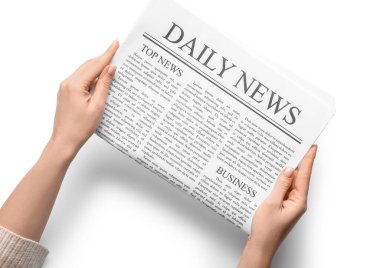 Beyaz arka planda günlük gazetesi olan kadın eller