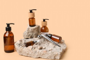 Renkli arka planda kozmetik ürünler ve taşlar içeren kompozisyon