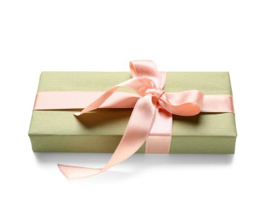 Beyaz arka planda pembe fiyonklu yeşil hediye kutusu. Uluslararası Kadınlar Günü