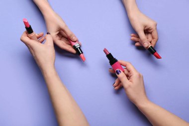 Mor arka planda ruj izi olan kadın elleri.