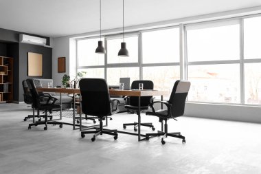 Penceresi, masası ve koltukları olan modern konferans salonu.