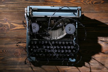 Kaliteli daktilo, dikenli tel, ahşap arka planda. Yasak kavramı yazdırılıyor