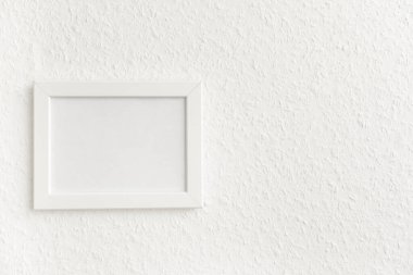 Işık duvarında asılı boş fotoğraf çerçevesi