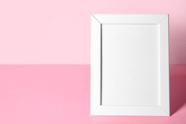 Pembe arkaplanda güzel boş fotoğraf çerçevesi