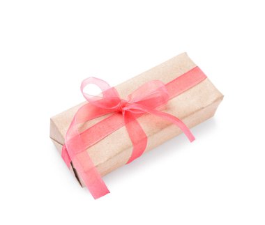 Beyaz arka planda pembe fiyonklu hediye kutusu. Uluslararası Kadınlar Günü