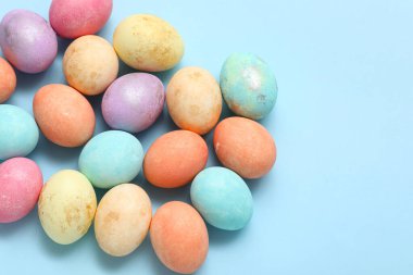 Mavi arka planda boyanmış paskalya yumurtaları